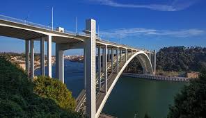 A terceira fase de expansão do metro do porto incluiu a construção de duas novas linhas de metro, a linha do campo alegre e a linha de são mamede com uma extensão total de 16 km e 22 estações. Metro Do Porto Nova Linha Obriga A Construcao De Nova Ponte Sobre O Rio
