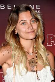 Early life prince was born on february 13, 1997, in los angeles, california. Paris Jackson Steckbrief Bilder Und News Web De