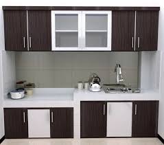 Ketika memilih lemari dapur, ada beberapa siasat yang bisa kamu terapkan agar ruangan tidak tampak sempit. Tips Membuat Lemari Gantung Dapur Dari Kaca Rumah Asri Minimalis