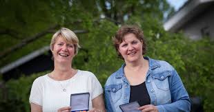 De ouders arie en corrie groen van de vermiste studente tanja groen uit schagen, dragen een 'onmenselijk zwaar kruis'. Een Lintje Voor Twee Onafscheidelijke Zussen We Doen Eigenlijk Wel Heel Veel Samen He Onderscheiden 2021 Bndestem Nl