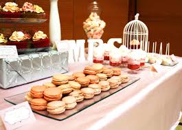 La mesa de dulce es un indispensable en cualquier matrimonio, es allí donde se colocará el pastel de boda y también irán todo tipo de dulces que se repartirá a los invitados luego de la comida. Mesa Dulce Para 100 Personas Bocaditos Dulces