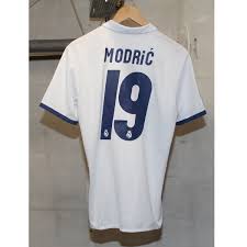 The belgium star was given a rapturous applause by the 50,000 re… Real Madrid Home Jersey 2016 17 Modric 19