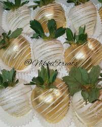 Gold White Chocolate Covered Strawberries X Darealn Video White Chocolate Covered Strawberries Chocolate Covered Strawberry Recipe Chocolate Covered Strawberries