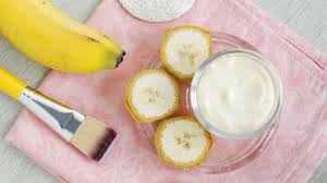 La banana è ricca di vitamine, oli naturali e acqua, elementi che la rendono capace di restituire umidità ai capelli, rendendoli visibilmente morbidi e . Maschera Per Capelli Alla Banana Chioma Morbida Con Ingredienti Naturali