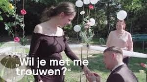 Emotionele moeder thalia belt oma op om de kinderen thuis bij elkaar te zetten om de pasgeboren baby al videobellend te bekijken. Een Huis Vol In Quarantaine