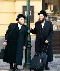 The kittel is a white garment worn by observant jewish men on solemn occasions and celebrations such as holidays and weddings. What Is The Meaning Of This Kind Of Clothing Judaism