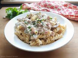 È eccezionale anche da sola per condire i primi piatti di ogni tipo, dai tortellini al risotto ed è fantastica per ammorbidire e insaporire carni a cottura lenta. Pasta Funghi Panna E Pancetta Un Primo Piatto Cremoso Facilissimo