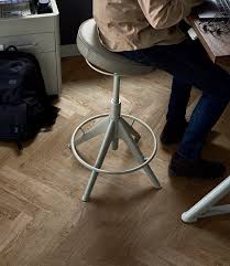 Nos ensembles de tables de bar sont parfaits pour socialiser à la maison. Trollberget Tabouret Assis Debout Grann Beige Ikea