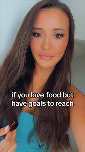 Nora Compton's Instagram, Twitter & Facebook