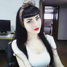 Summertime At Work 50style Vintagestyle Retro Bettiebangs Fringe Rockabilly Bettiepagehair G Retro Hairstyles Hairstyles With Bangs Goth Hair