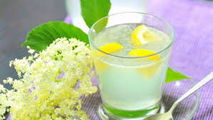 Răcoritoare și aromată, socata cu miere era băutura mea preferată în copilărie, când nu existau atâtea sortimente de sucuri și băuturi. Asa Faci Cea Mai BunÄ SocatÄ ReÅ£eta Bunicii Pentru O BÄuturÄ NaturalÄ SÄnÄtoasÄ Si GustoasÄ