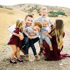 40 Latest Trend Of Family Photoshoot Ideas Pose Ideas Props Pinterest Board Abrittonphotography Photography Poses Family Family Photoshoot Family Photo Pose