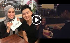 Beberapa foto yang dimuat naik itu juga tidak terlepas daripada menerima komen usikan peminat terhadap pelakon yang kini semakin mendapat perhatian itu selepas kejayaan drama takdir yang tertulis. Video Emma Maembong Dapat Kejutan Hari Lahir Dari Alvin Chong Online News