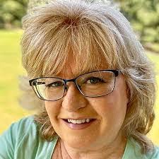 Kelly Dudash's Instagram, Twitter & Facebook