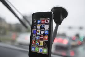 Téléphoner au volant est une pratique courante mais sévèrement sanctionnée. Cellulaire Au Volant La Fonction Haut Parleur Permise La Presse