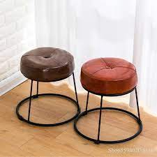 Doch sind moderne hocker heute in vielen varianten erhältlich, die nicht nur vielfältigen nutzen bieten, sondern, die aufgrund ihres designs schick und edel auch in jedes wohnzimmer passen. Kreative Einfache Eisen Hocker Leder Tisch Hocker Sofa Hocker Kleine Runde Hocker Moderne Mode Schlafzimmer Hocker Leder Ottoman Kleinen Stools Ottomans Aliexpress