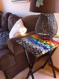 Beschreibung Hier Ist Ein Tv Fach Format Klapptisch Mit Mehr Als Hundert Hand Abgeflachte Kronkorken Kronkorkentisch Basteln Mit Kronkorken Flaschenverschlusse