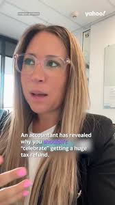 This ray made an incredible escape from a hammerhead shark! 😱