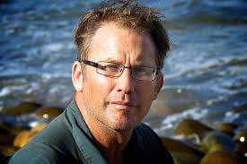 Un pulpo joven que muestra una curiosidad notable. 3m1kdk0srcj8bm