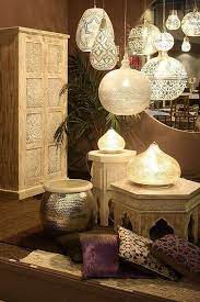 arabische mobel kissen schrank lampen luster palme dekoration aus dem osten tische tischdeko ideen gestalt dekor orientalische deko innenarchitektur wohnzimmer