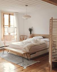 This Should Be Your Very First Consideration When Decorating A Child Nursery Pale Yellows Lil Dormitorio Minimalista Disenos De Dormitorios Dormitorio Simple