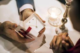 O cerere in casatorie este romantica si speciala, indiferent cine o face, si ambii parteneri isi. Idei Romantice Pentru A È›i Cere Iubita In CÄƒsÄƒtorie In AceastÄƒ IarnÄƒ