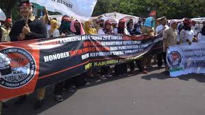 Ribuan guru honorer tak pernah lelah berdemo meminta gaji yang layak. Guru Honorer Ancam Mogok Nasional Radar Banyumas