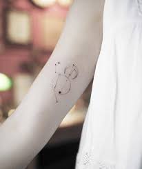 Una idea de tatuaje de aries puede ser en el costado. Fine Line Geometric Leo Constellation Tattoo On The Tatuajes De Leo Tatuajes Del Zodiaco Tatuajes De Constelaciones