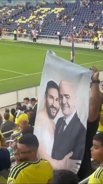 👀🔥 ¡MESSI, INFANTINO… Y UNA PANCARTA QUE NO PASÓ DESAPERCIBIDA! Un  fanático de Nashville le puso picante al momento con una pancarta en la que  aparecen Messi y Gianni Infantino… ¡justo frente