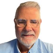 How should a massage therapist deal with negative online reviews?