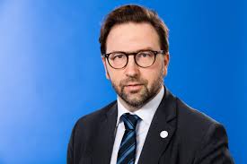 Fredrik Malm om att regeringen vill sänka tröskeln till gymnasieskolan