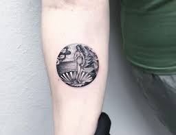 Small Birth Of Venus Tattoo 106 Classical Art Inspired Tattoos You Never Knew You Needed Until Now Tatuagem Ideias De Tatuagens Tatoo