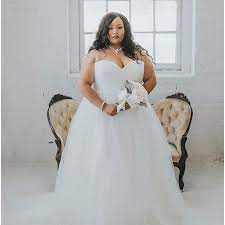Real Wedding Gray And Purple Elegant Wedding In Chicago Lilly Photography The Pretty Pear Bride Plus Size Bridal Magazine Wedding Dresses Plus Size Wedding Gowns Plus Size Wedding