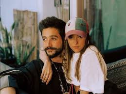 Rauw alejandro anuncia el lanzamiento de su canción cubierto de ti en colaboración con lary over, tema que forma parte de su nuevo ep trap cake vol.1. Camilo Le Pide Hijos A Su Esposa Evaluna