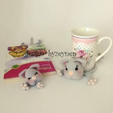 Leithygurumi Amigurumi English Cat Mug Rug And Cat Bookmark Pattern By Desing Byzeynep Crochet Cat Cat Mug Cat Coasters
