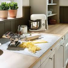 Un Plan De Travail Avec Une Planche A Decouper Integree Pour Une Cuisine Pratique Des Plans De Travail Pour Tous Les Styles De Cuisine Elle Decoration Cuisine Plancher Style