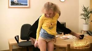 Une adolescente hippie se tape un vieux