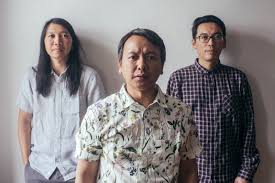 Meski cuma diisi tiga personel, band ini kerap dilengkapi para musisi tambahan seperti muhammad asranur (piano), irma hidayana (vokal latar), dan nastasha abigail (vokal latar) di setiap penampilan panggungnya. Efek Rumah Kaca Jalan Enam Tiga Album Review