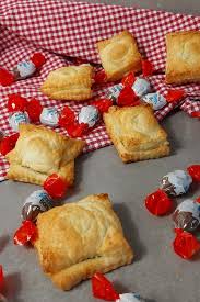 Blatterteigpackchen Mit Kinder Schokobons Du Brauchst Nur 3 Zutaten Lebensmittel Essen Platzchen Rezept Rezeptideen