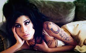 Amy winehouse quotes amy winehouse style amazing amy arte pop beautiful voice celebs pin up tattoos tattoo on baby tattoos line tattoos tattoo drawings body art tattoos small tattoos. Amy Winehouse Tatowierungen Temporary Tattoo Blog
