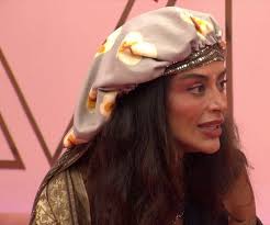 Lindo figurino. Parece uma executiva de cinema 🎥