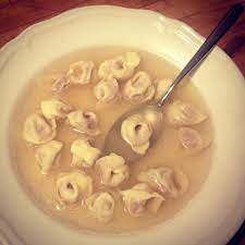Una classica ricetta da pranzo della domenica in famiglia per una pietanza che riporta ai ricordi d'infanzia e si gusta, sempre, con grande piacere. Tortellini In Brodo Fatti In Casa Nero Di Seppia