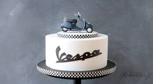 Vespa Torte Mit Modellierter Vespa Aus Fondant Und Schriftzug Modellierschokolade Fondant Motorrad Anleitung Motorrad Torte