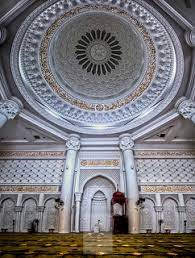 Selain besar dan megah, masjid ini juga dikelilingin taman yang ditata indah dan rapi. Masjid Al Bukhary Interior Kuala Lumpur Malaysia Flickr