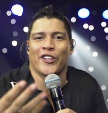 Efrén Calderón, sigue lleno de sentimientos y luchando contra el viento