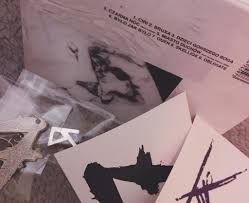 Album w wersji fizycznej w metalowym pudełku z dodatkowymi. Kartky W Poszukiwaniu Drugiego Dna Radio Meteor