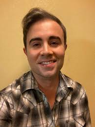 Can someone pls give me a more professional outfit because I really need a  new LinkedIn photo. I studied psychology so just a casual outfit. Thanks!!  :))