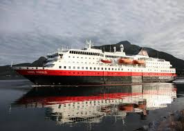 Named after the king of norway, the ms kong harald is a majestic cruise ship that also pays tribute to other famous norwegians and includes the nansen club bar and amundsen café. Kreuzfahrt Angebote Von Hurtigruten Mit Ms Kong Harald