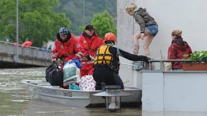 Mittlerweile wurde sein leichnam aus der donau geborgen. Liveticker Hochwasser In Bayern Zweite Leiche In Donau Entdeckt A8 Bleibt Zu Augsburger Allgemeine