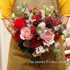 近期做既花球都非常colourful 各種色系都有新娘子揀呢 踏入結婚旺季喇 10月至明年1月結婚既準新娘想訂花球 襟花 手花 車花等等item 要快d聯絡我地喇 每日接單數量有限 額滿就截單架嘞 查 wedding bouquets floral wreath floral